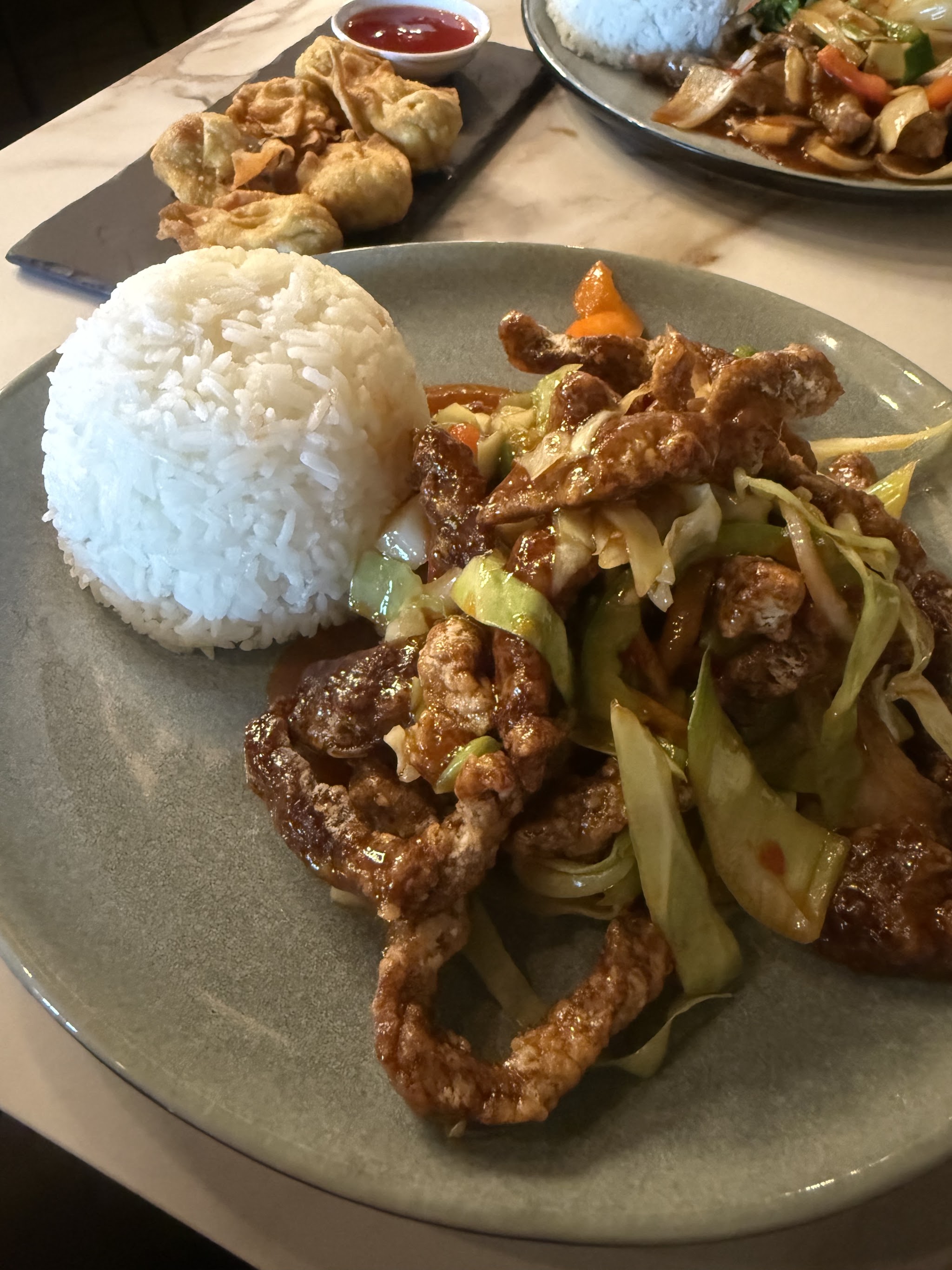Sprøstekt svin med kål i saus, ris og friterte wonton