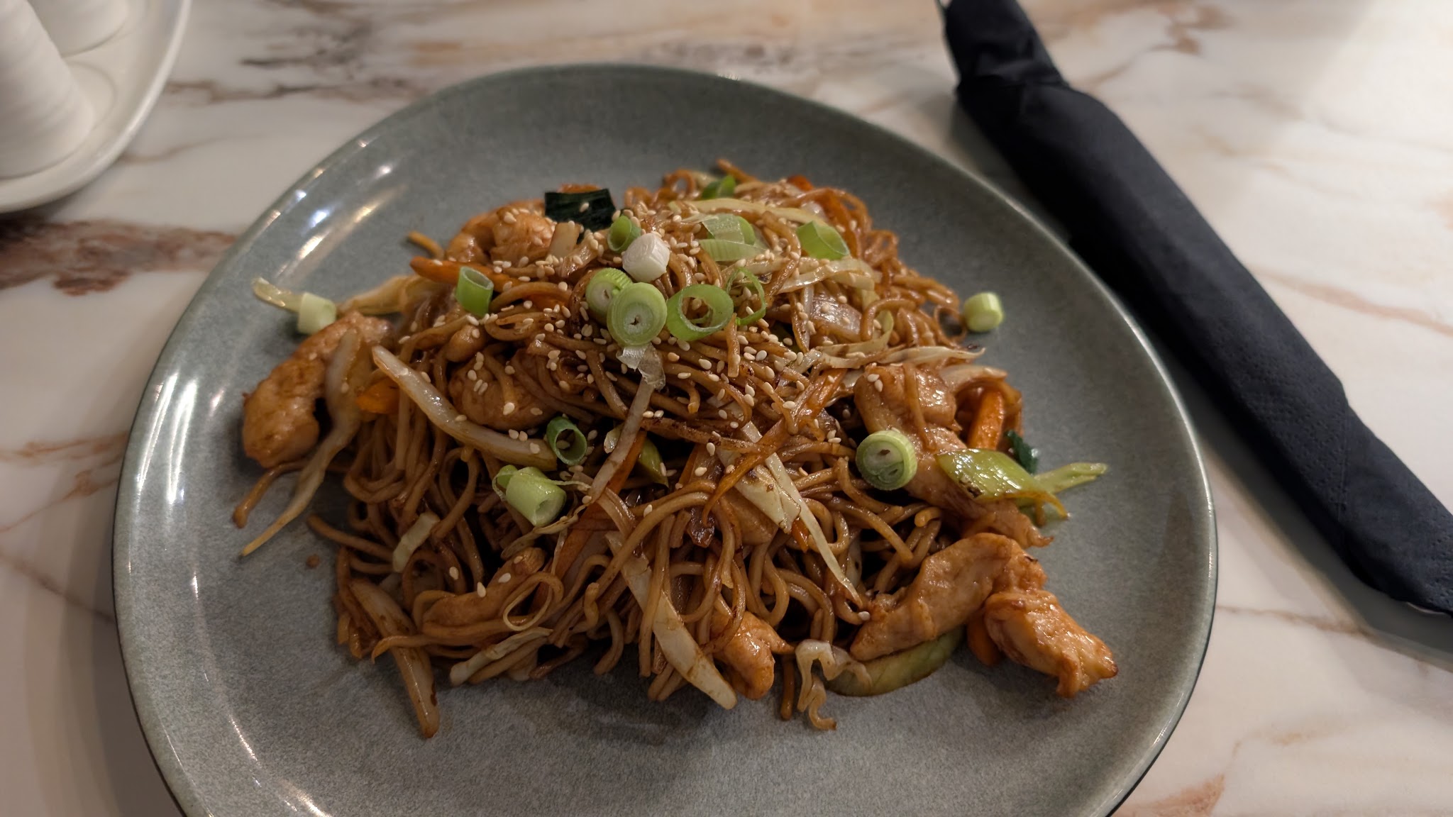 Stekte kyllingnudler fra Wok Inn